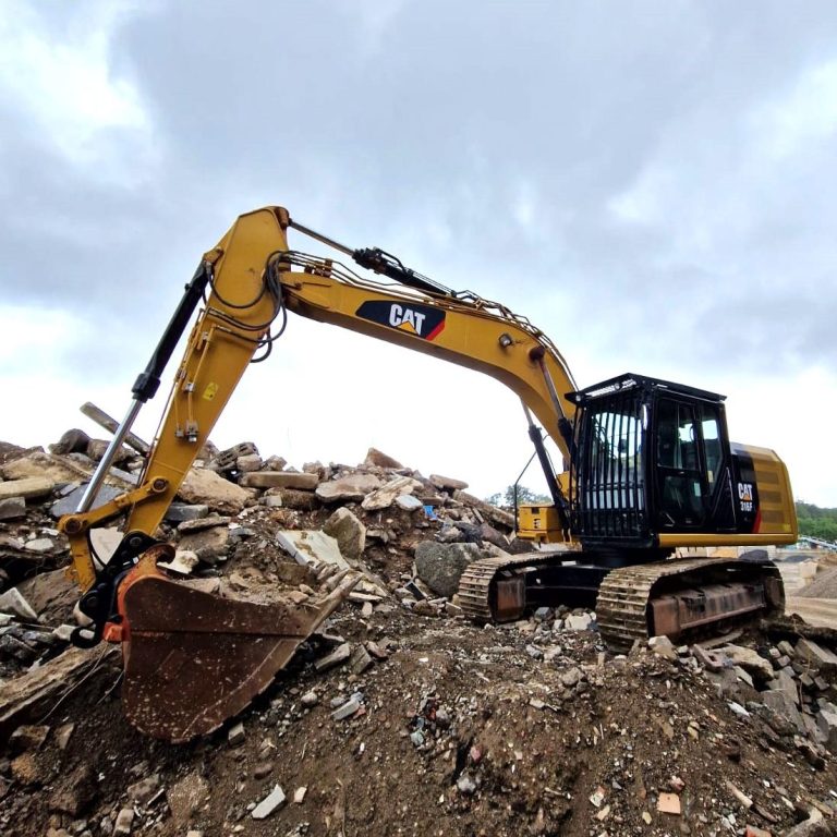Bagger Mietmaschine auf Haufen