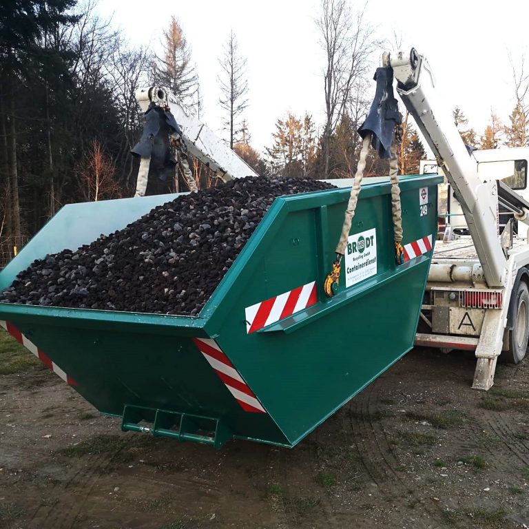 Container voll mit Schotter Lava Basalt wird abgesetzt